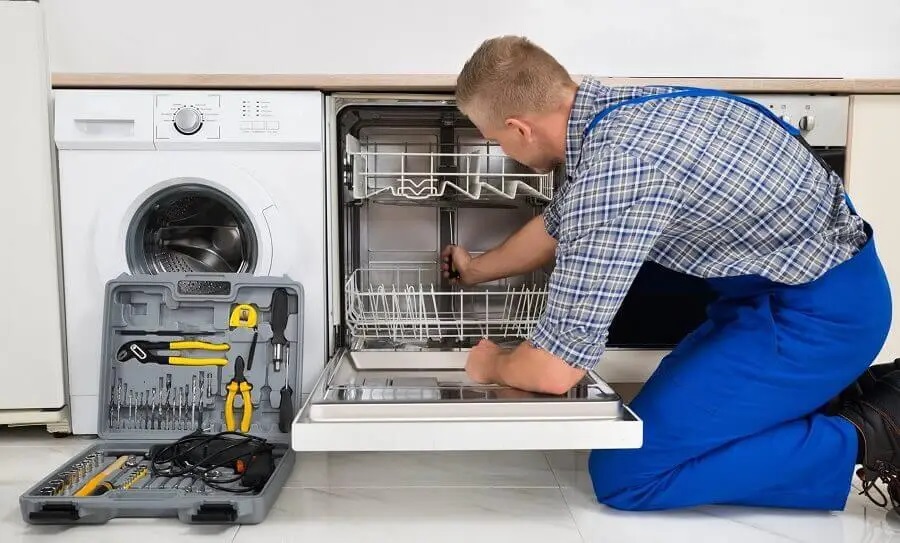 Başakşehir Hotpoint servisi teknisyen ekibi beyaz eşya tamiri yaparken